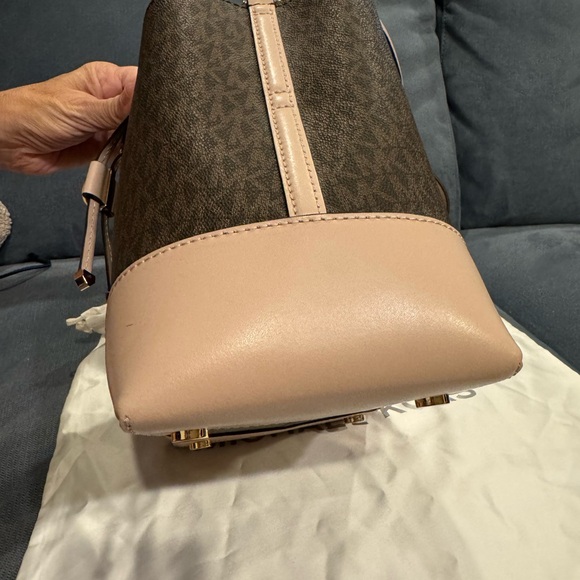 Michael Kors Bucket Bag - Picture 5 of 8